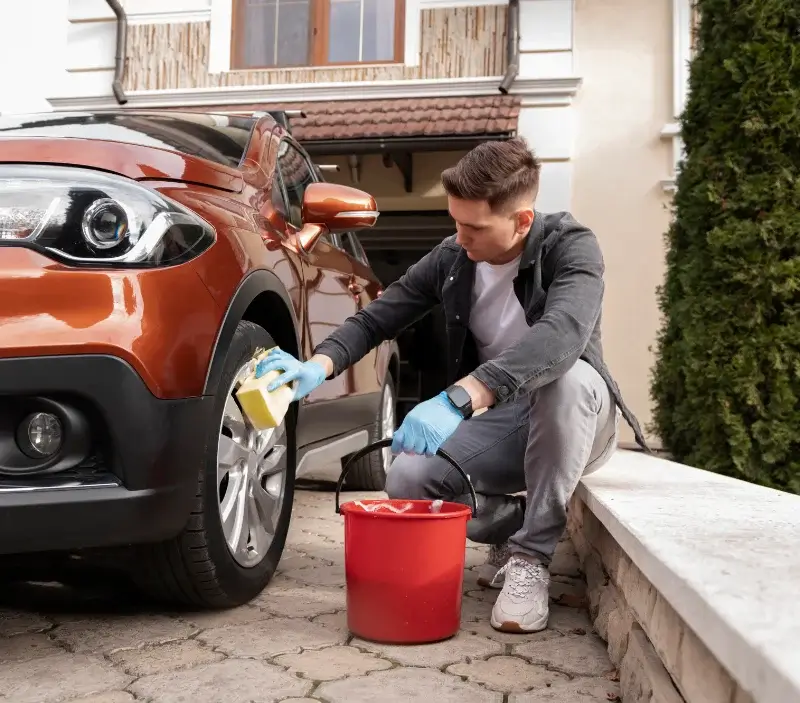 Lavage auto à domicile Abos : professionnel intervenant sur un véhicule